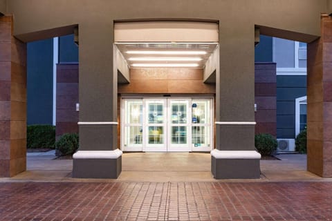 La Quinta Inn & Suites by Wyndham Norfolk Hotel in Norfolk