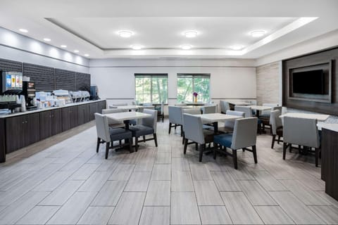 La Quinta Inn & Suites by Wyndham Norfolk Hotel in Norfolk