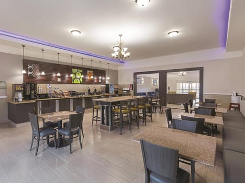 La Quinta Inn & Suites by Wyndham Deer Park Hotel in La Porte
