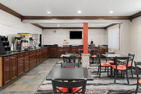 Ramada by Wyndham Cedar Rapids South Hotel in Cedar Rapids