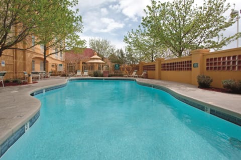 Swimming pool [outdoor]