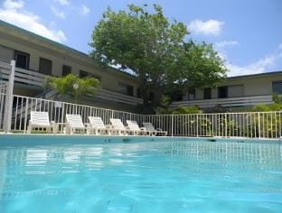 Swimming pool [outdoor]