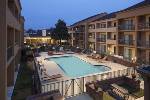 Swimming pool [outdoor]