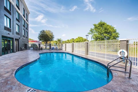 La Quinta Inn & Suites by Wyndham Clearwater South Hotel in Pinellas Park