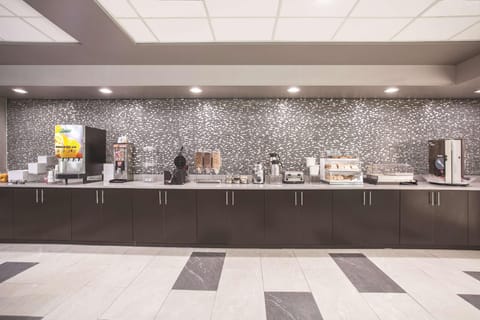 La Quinta Inn & Suites by Wyndham Clearwater South Hotel in Pinellas Park