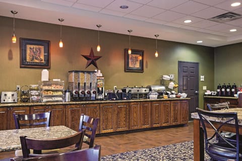 La Quinta Inn & Suites by Wyndham Fort Worth NE Mall Hotel in Richland Hills