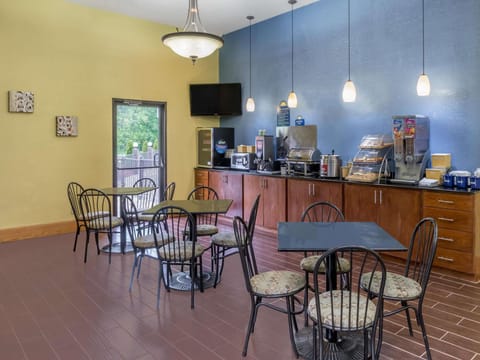 Days Inn & Suites by Wyndham Casey Hotel in Indiana