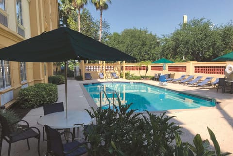 La Quinta Inn & Suites by Wyndham Tampa Brandon Regency Park Hotel in Brandon