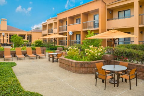 Courtyard by Marriott Chicago Deerfield Hotel in Northbrook