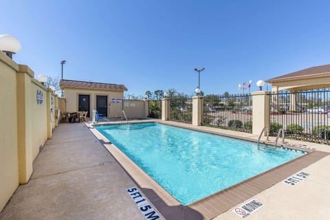 Swimming pool [outdoor]