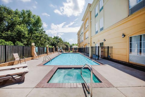 La Quinta Inn & Suites by Wyndham Baton Rouge Denham Springs Hotel in Baton Rouge