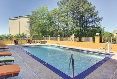 Swimming pool [outdoor]