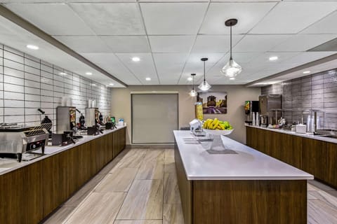 La Quinta Inn & Suites by Wyndham San Francisco Airport N Hotel in Daly City