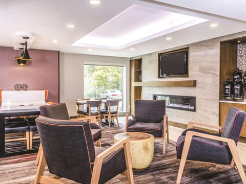 La Quinta Inn & Suites by Wyndham San Francisco Airport N Hotel in Daly City