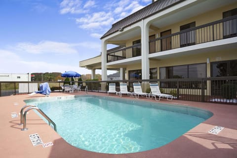 Super 8 By Wyndham Calhoun Hotel in Calhoun