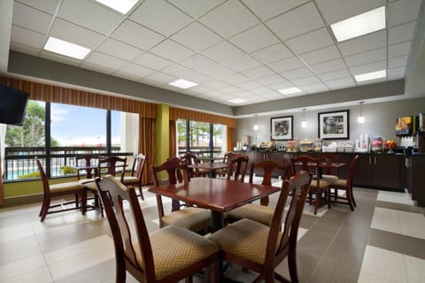 Super 8 By Wyndham Calhoun Hotel in Calhoun