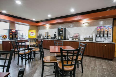 Super 8 By Wyndham Farmers Branch/North Dallas Hotel in Farmers Branch