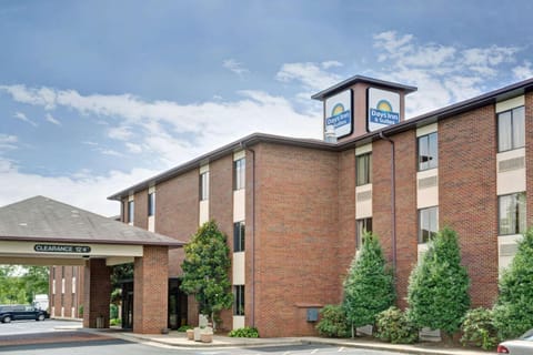 Days Inn & Suites by Wyndham Hickory Hotel in Hickory