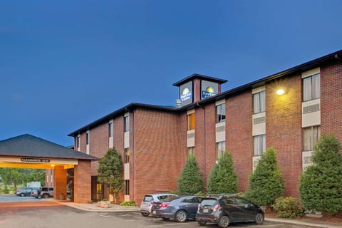 Days Inn & Suites by Wyndham Hickory Hotel in Hickory