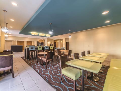 La Quinta Inn & Suites by Wyndham Collinsville - St. Louis Hotel in Pontoon Beach
