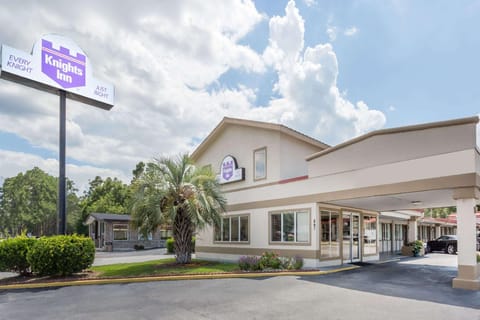 Knights Inn - Statesboro, GA Hotel in Statesboro