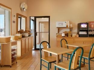 Super 8 by Wyndham Collinsville St. Louis Hotel in Pontoon Beach