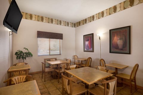 Super 8 by Wyndham Collinsville St. Louis Hotel in Pontoon Beach