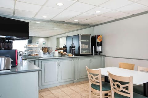 La Quinta Inn & Suites by Wyndham Melbourne Viera Hotel in Merritt Island