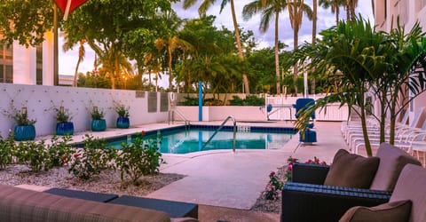 Swimming pool [outdoor]