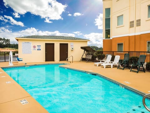 Days Inn & Suites by Wyndham Augusta Near Fort Eisenhower Hotel in Evans