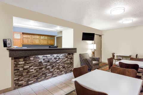 Super 8 By Wyndham Lewisburg Hotel in Lewisburg