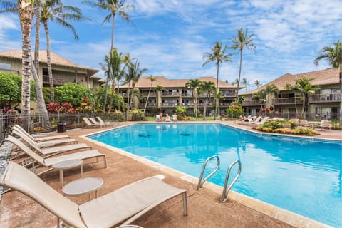 Swimming pool [outdoor]