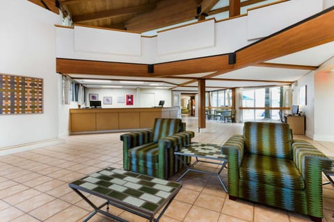 La Quinta Inn & Suites by Wyndham St. Pete-Clearwater Airpt Hotel in Pinellas Park