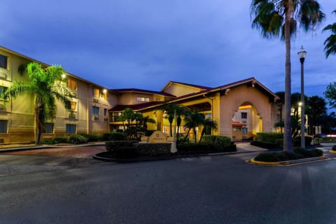 La Quinta Inn & Suites by Wyndham St. Pete-Clearwater Airpt Hotel in Pinellas Park