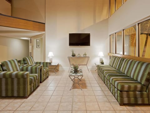 La Quinta Inn & Suites by Wyndham St. Pete-Clearwater Airpt Hotel in Pinellas Park