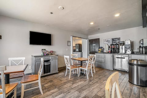 Days Inn & Suites by Wyndham Traverse City Hotel in Michigan