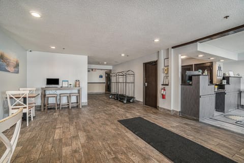 Days Inn & Suites by Wyndham Traverse City Hotel in Michigan