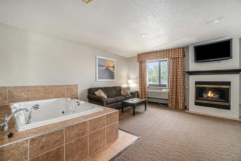 Days Inn & Suites by Wyndham Traverse City Hotel in Michigan