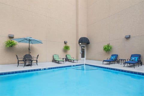 Swimming pool [outdoor]