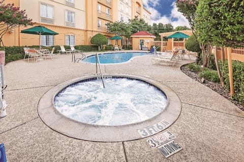 Swimming pool [outdoor]