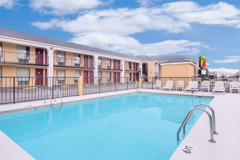 Swimming pool [outdoor]