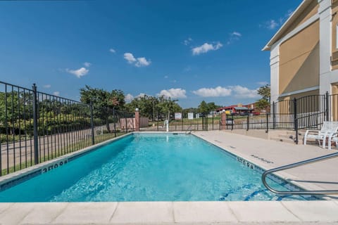 Super 8 By Wyndham Denton Hotel in Denton