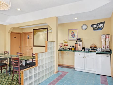 Travelodge by Wyndham Forest Park Atlanta South Hotel in Forest Park