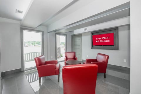 Red Roof Inn & Suites Calhoun Hotel in Calhoun