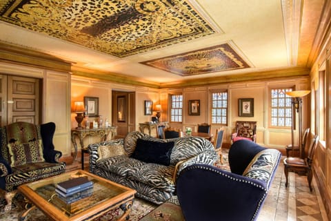 The Villa Casa Casuarina Hotel in Flamingo Lummus