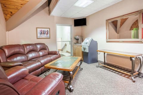 Days Inn & Suites by Wyndham Lexington Hotel in Lexington