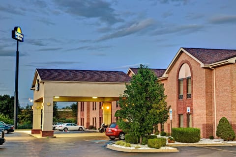 Days Inn & Suites by Wyndham Louisville SW Hotel in Shively