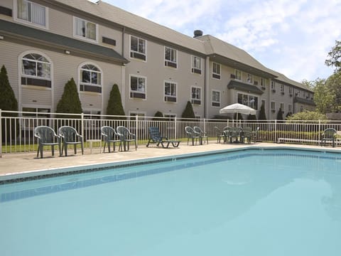 Swimming pool [outdoor]