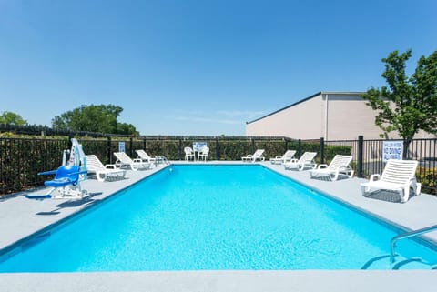 Swimming pool [outdoor]