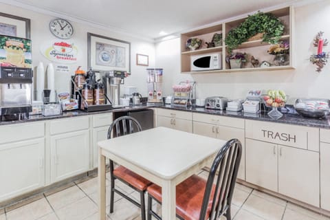 Super 8 By Wyndham St. Charles Hotel in Saint Charles